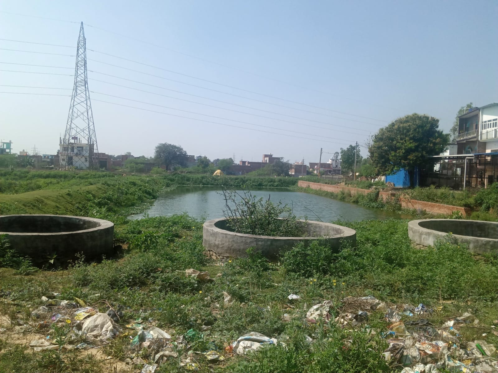 शाहजहांपुर के बाडूजई स्थित पक्का तालाब में लोगो ने किया कब्जा । संवाद शाहजहांपुर के बाडूजई स्थित पक्का तालाब में लोगो ने किया कब्जा । संवाद