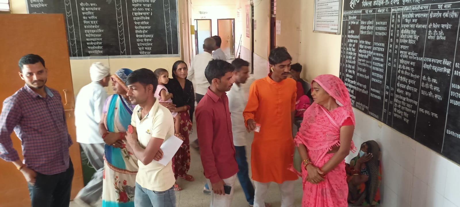 बाजार में बिना मास्क घूमते लोग बाजार में बिना मास्क घूमते लोग