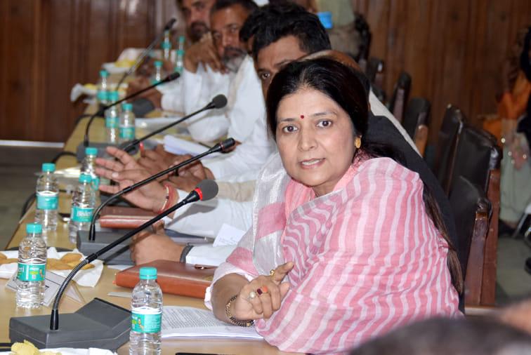 जिला पंचायत बोर्ड की बैठक में अधिकारियों की नाराजगी जताते जिला पंचायत अध्यक्ष मांगेराम चौधरी