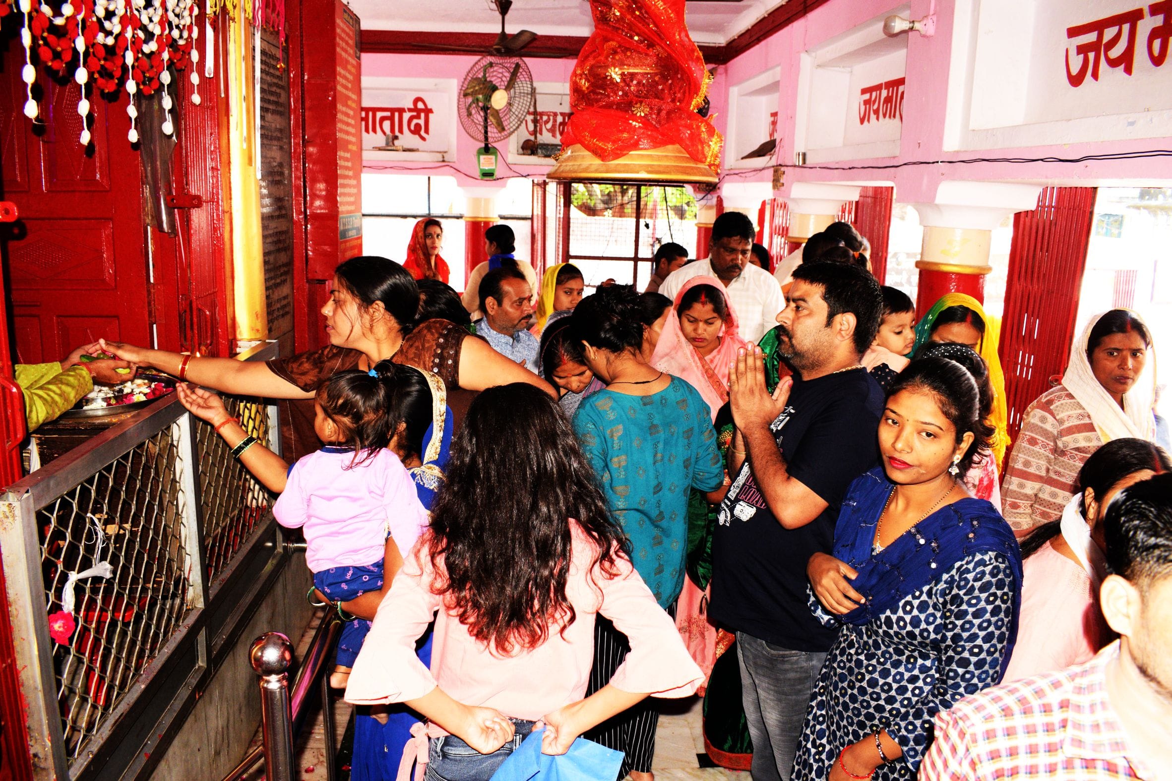 शाहजहांपुर के संकट मोचन मंदिर में नवरात्र के चौथे दिन मां दुर्गा की पूजा अर्चना करती महिलाएं । शाहजहांपुर के संकट मोचन मंदिर में नवरात्र के चौथे दिन मां दुर्गा की पूजा अर्चना करती महिलाएं ।