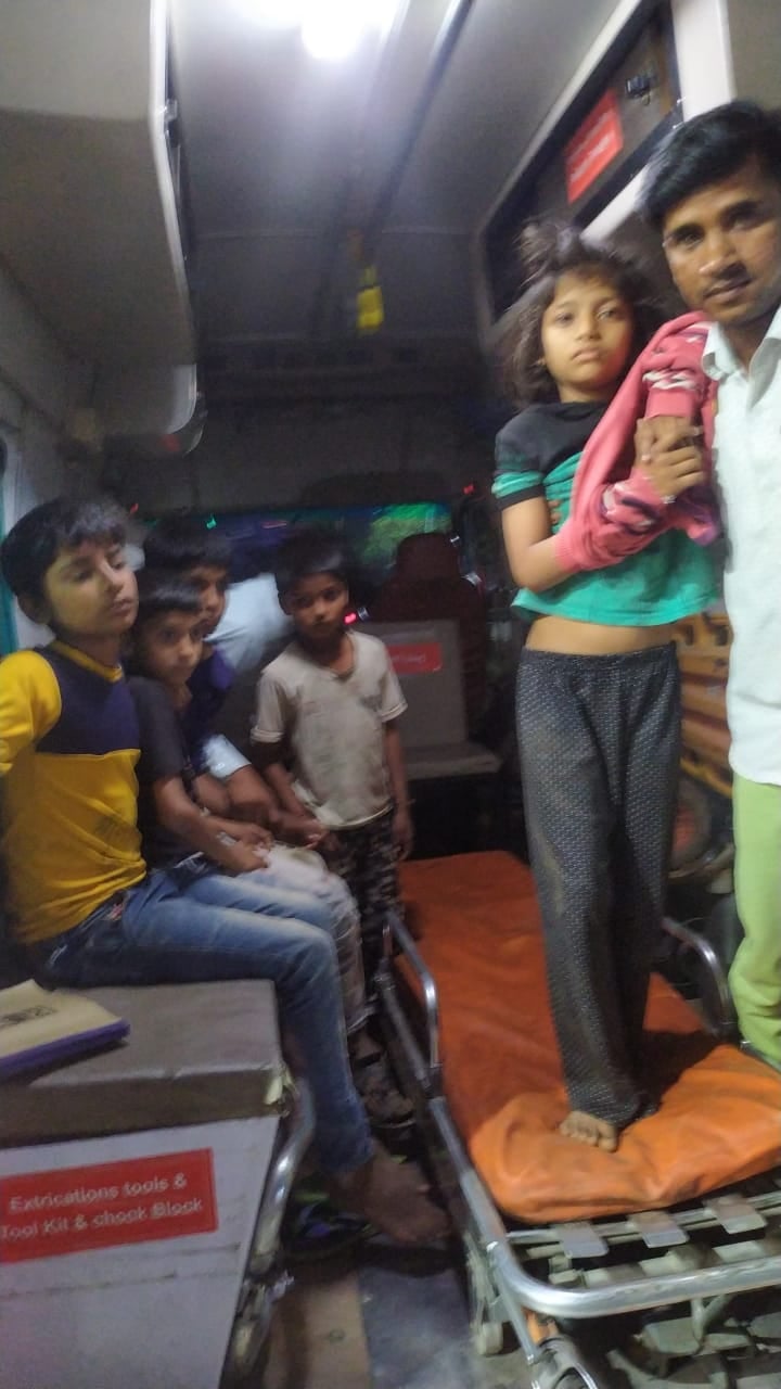 बागपत जिला अस्पताल में फैजपुर निनाना गांव के ग्रामीणों से घटना की जानकारी लेते डीएम राजकमल यादव