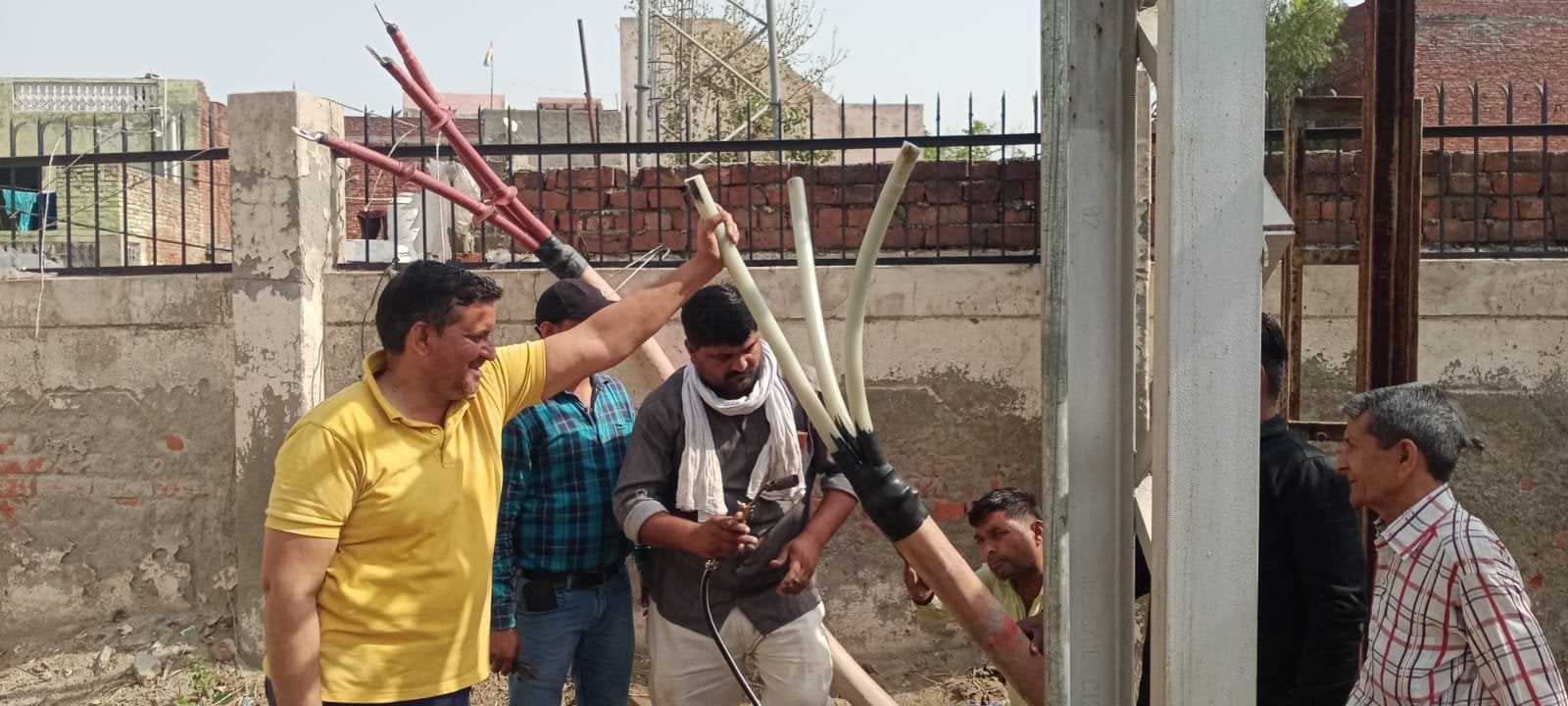 रटौल में हैडपंप से पानी भरती महिलाएं रटौल में हैडपंप से पानी भरती महिलाएं