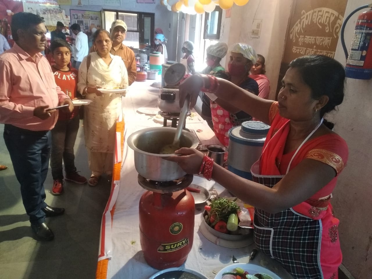 शाहजहांपुर में गुरुनानक पाठशाला में विजेताओं को सम्मानित करते अतिथि डीआईओएस एसएस यादव। संवाद शाहजहांपुर में गुरुनानक पाठशाला में विजेताओं को सम्मानित करते अतिथि डीआईओएस एसएस यादव। संवाद