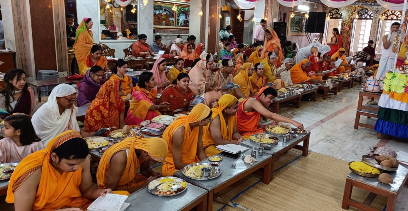 श्री 1008 अजितनाथ दिगंबर जैन प्राचीन मंदिर मंडी बड़ौत में भगवान अजितनाथ निर्वाण महोत्सव में भक्त श्री 1008 अजितनाथ दिगंबर जैन प्राचीन मंदिर मंडी बड़ौत में भगवान अजितनाथ निर्वाण महोत्सव में भक्त