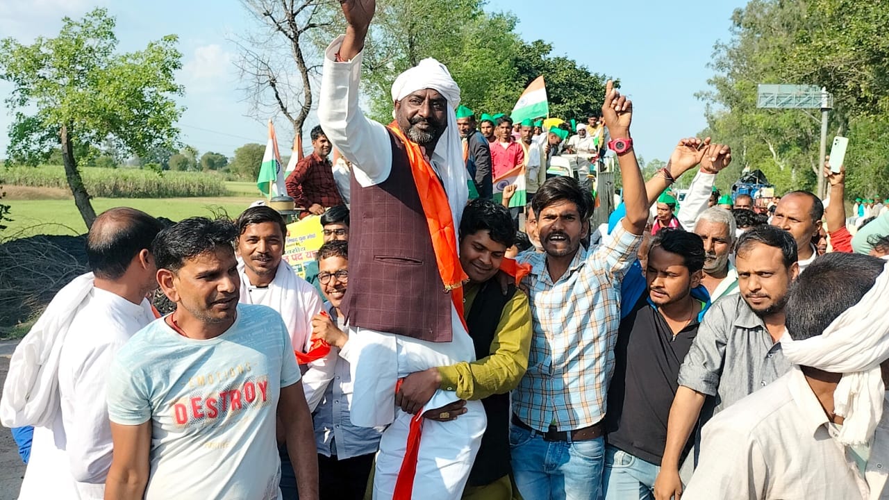बागपत के गौरीपुर गांव पहुंची गंगाजल यात्रा में पूर्व राज्यमंत्री सुधाकर सिंह कश्यप का स्वागत कर