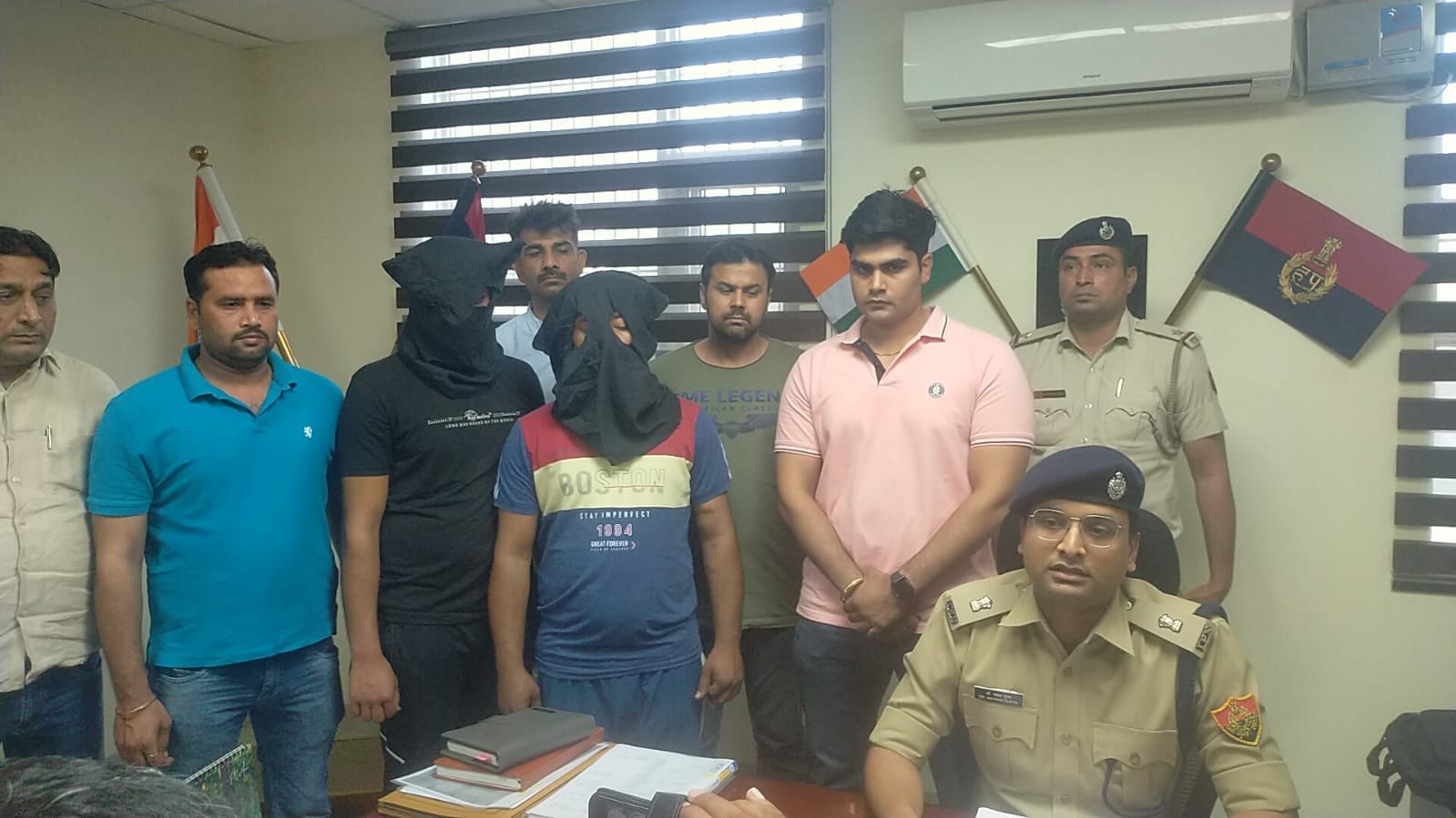 फोटो :53: भाजपा नेता से लूटपाट के आरोप में गिरफ्तार आरोपी व मामले की जानकारी देते डीसीपी मयंक ग फोटो :53: भाजपा नेता से लूटपाट के आरोप में गिरफ्तार आरोपी व मामले की जानकारी देते डीसीपी मयंक ग
