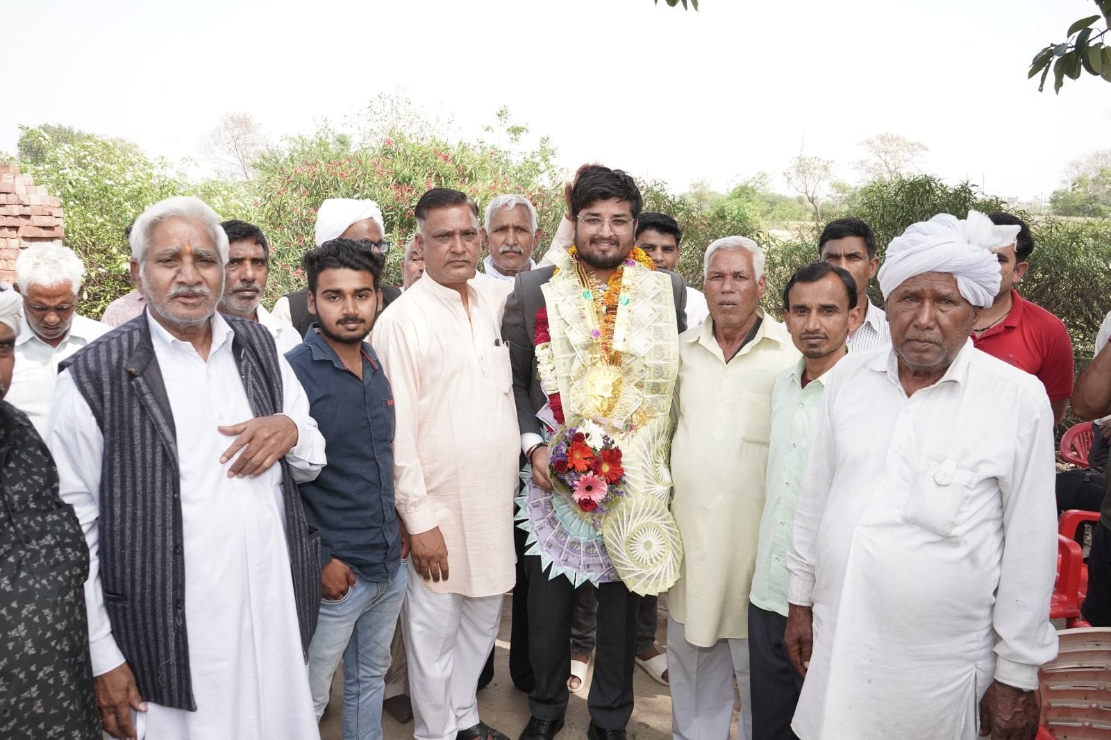 फोटो 61: गांव गढ़शहजानपुर में नवनियुक्त जज राहुल सैनी का स्वागत करते ग्रामीण। संवाद फोटो 61: गांव गढ़शहजानपुर में नवनियुक्त जज राहुल सैनी का स्वागत करते ग्रामीण। संवाद