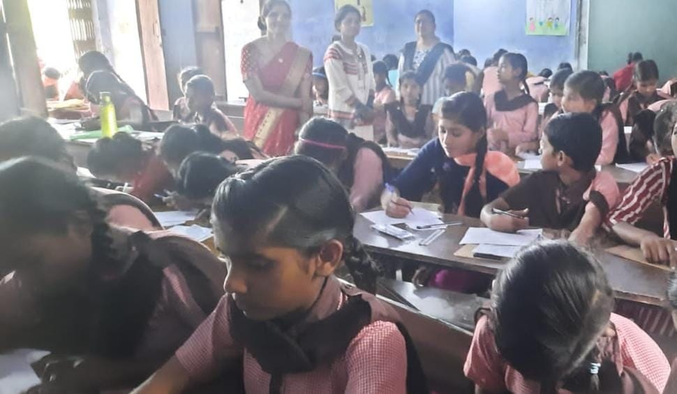 कस्तूरबा गांधी आवासीय बालिका विद्यालय शाहपुर में आयोजित पुलिस की पाठशाला कार्यक्रम को संबोधित क कस्तूरबा गांधी आवासीय बालिका विद्यालय शाहपुर में आयोजित पुलिस की पाठशाला कार्यक्रम को संबोधित क