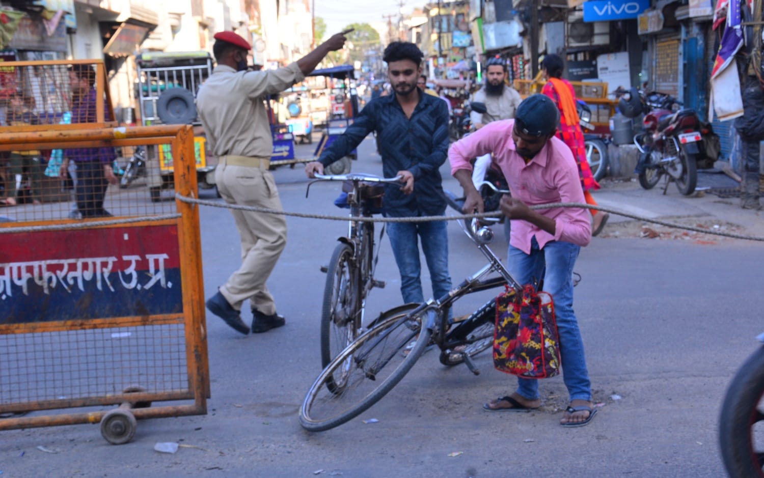 नावल्टी चौराहा पर बैरिकेडिगं को लेकर पुलिस व व्यापारी में होती झडप। नावल्टी चौराहा पर बैरिकेडिगं को लेकर पुलिस व व्यापारी में होती झडप।