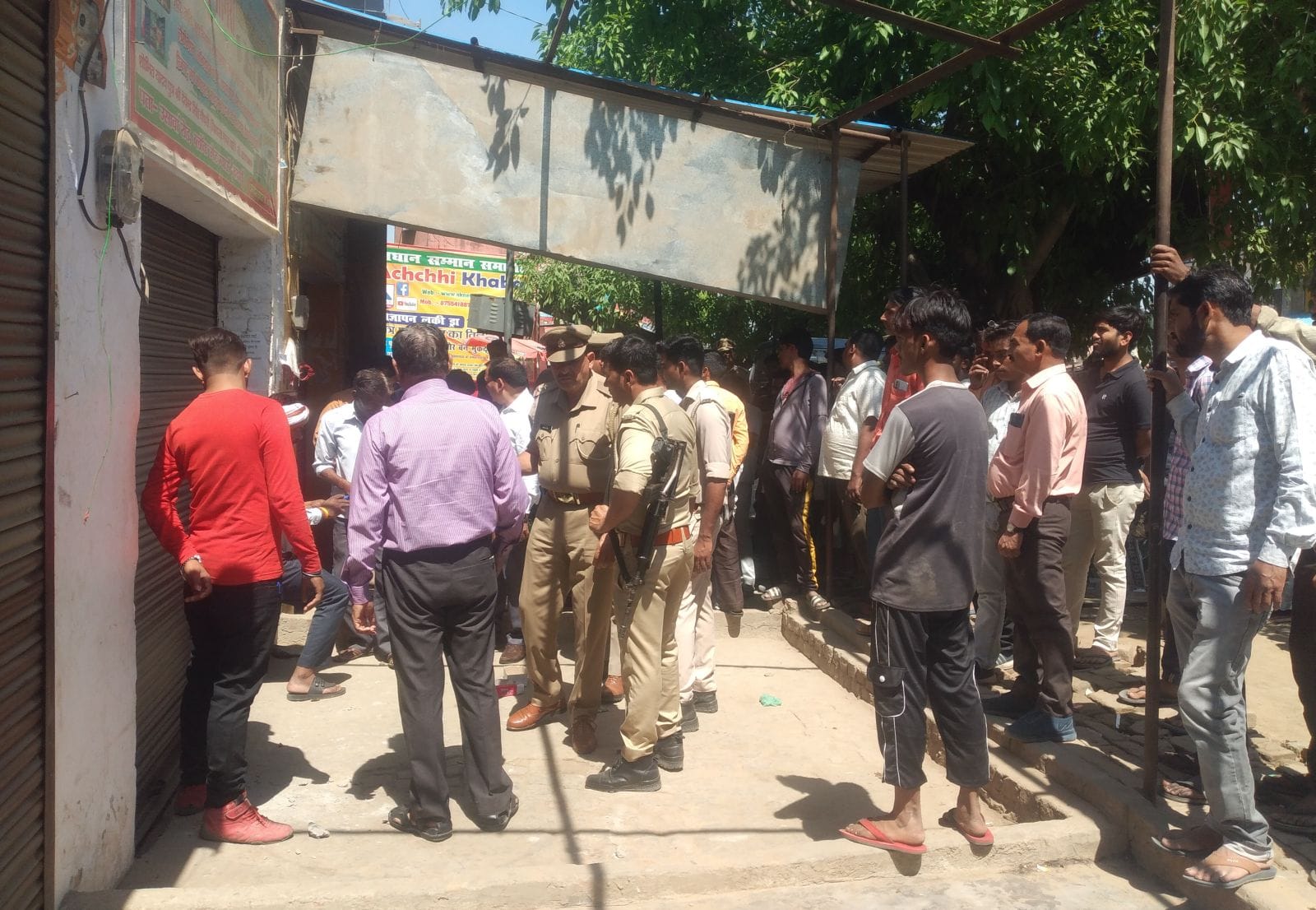 (28 बीडीएन-16)म्याऊं ब्लॉक में बनी दुकानों पर  अधिकारियों की मौजूदगी में डलवाए सरकारी काले।संवा