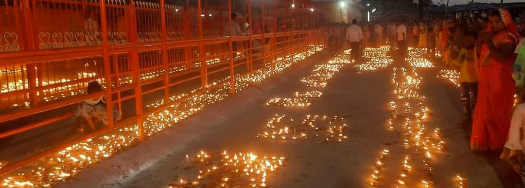 डुमरियागंज के गालापुर मंदिर में दीप जलाते श्रद्धालु। डुमरियागंज के गालापुर मंदिर में दीप जलाते श्रद्धालु।
