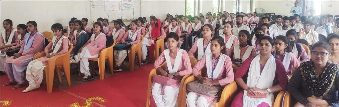 शोहरतगढ़ के शिवपति पीजी कॉलेज में आयोजित अपराजिता कार्यक्रम को संबोधित करते प्राचार्य अरविंद कु शोहरतगढ़ के शिवपति पीजी कॉलेज में आयोजित अपराजिता कार्यक्रम को संबोधित करते प्राचार्य अरविंद कु