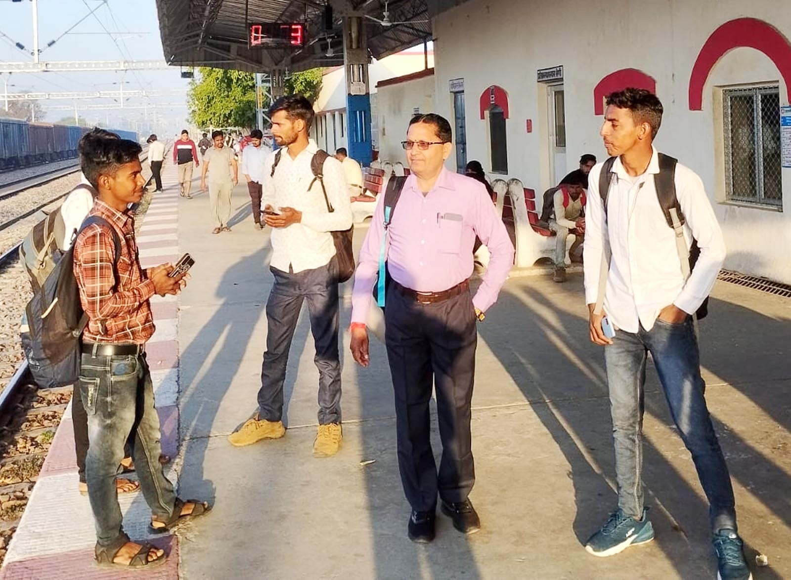 उझानी स्टेशन से कछला को रवाना होता मालगाड़ी का इंजन। संवाद उझानी स्टेशन से कछला को रवाना होता मालगाड़ी का इंजन। संवाद