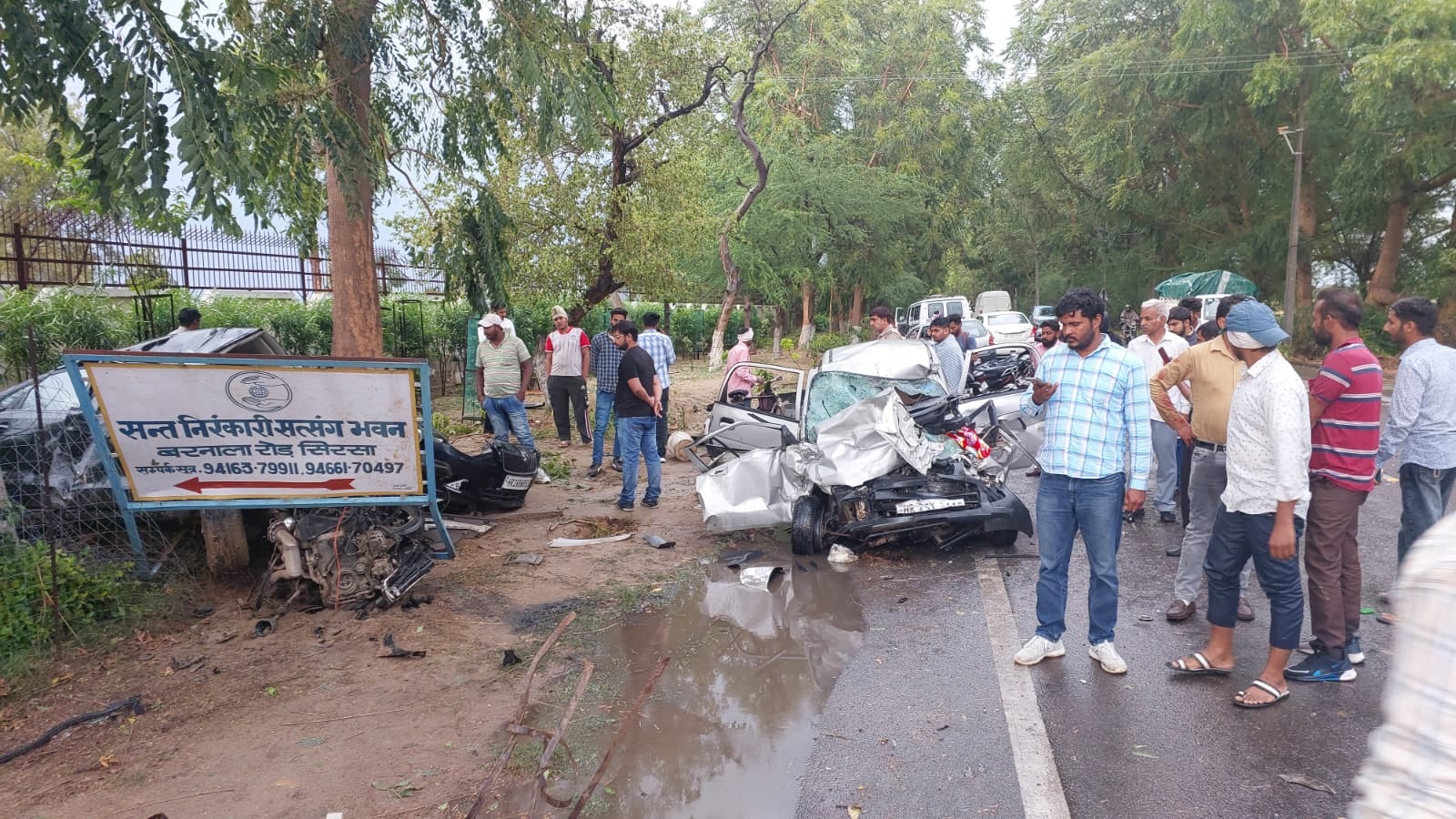 बरनाला रोड पर सड़क हादसे में क्षतिग्रस्त हुई कार व मौके पर पहुंची पुलिस । बरनाला रोड पर सड़क हादसे में क्षतिग्रस्त हुई कार व मौके पर पहुंची पुलिस ।