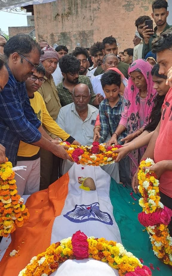 फोटो 36: पबनेरा में बीएसएफ के जवान के पार्थिव शरीर पर श्रद्धांजलि देते परिजन व ग्रामीण। फोटो 36: पबनेरा में बीएसएफ के जवान के पार्थिव शरीर पर श्रद्धांजलि देते परिजन व ग्रामीण।