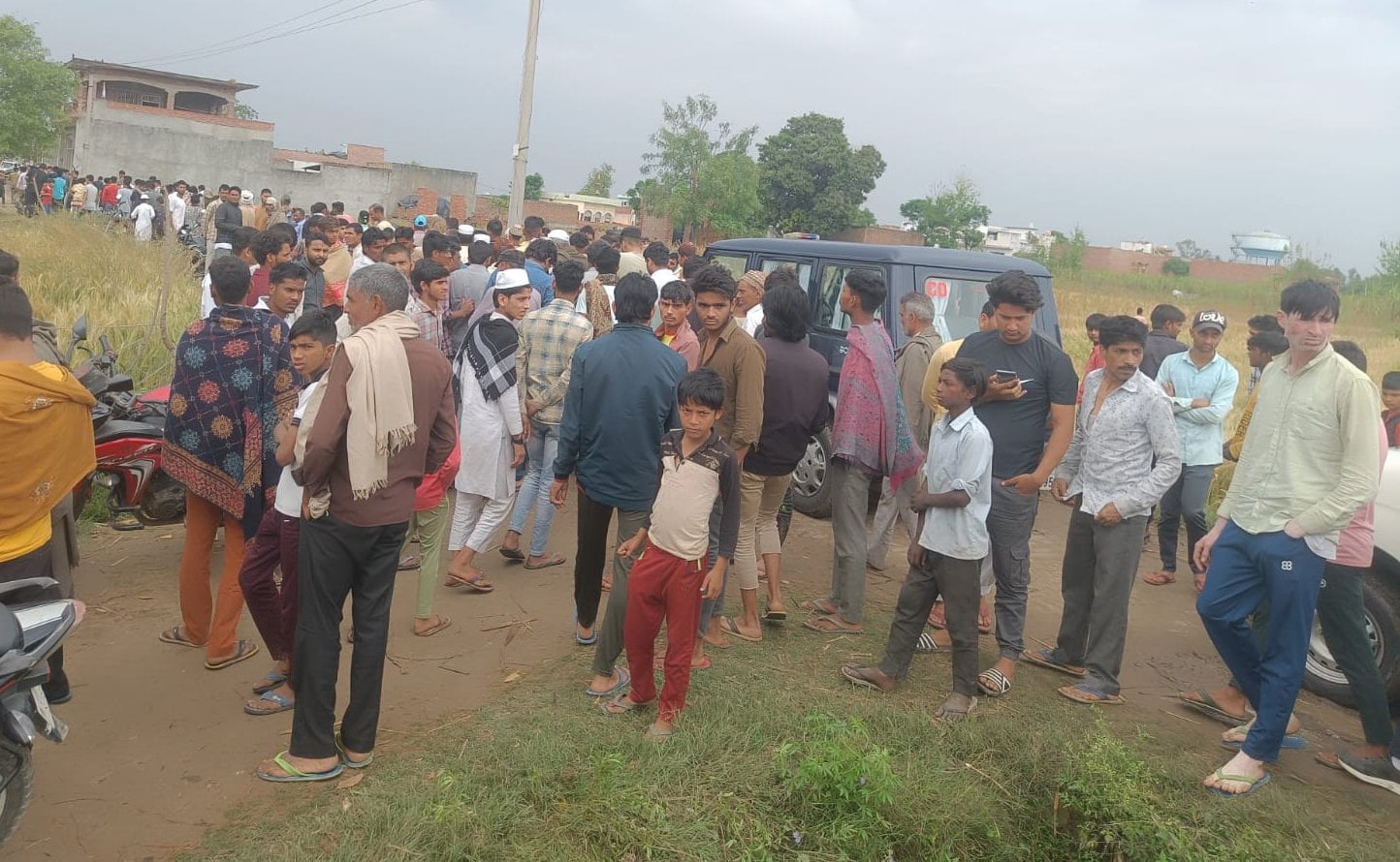 बाबरी के गांव बंतीखेडा में घटना स्थल पर कुएं का निरीक्षण करते हुए एस एस पी अभिषेक, एएसपी ओपी बाबरी के गांव बंतीखेडा में घटना स्थल पर कुएं का निरीक्षण करते हुए एस एस पी अभिषेक, एएसपी ओपी