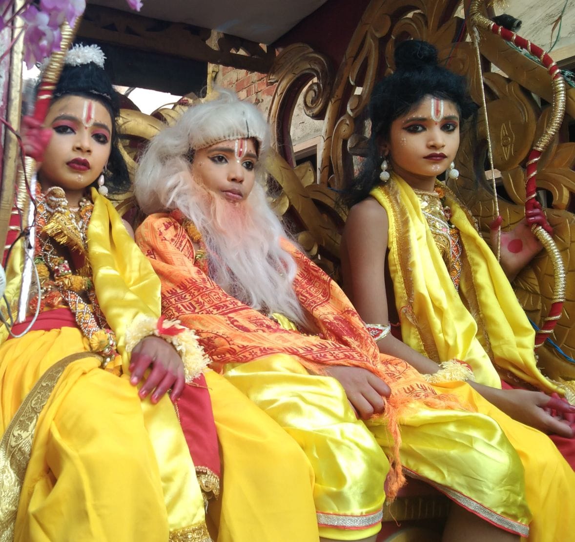 शाहजहांपुर में श्रीरामनवमी पर हनुमत धाम से निकाली शोभा यात्रा  में श्रीराम दरबार की झांकी।संवाद