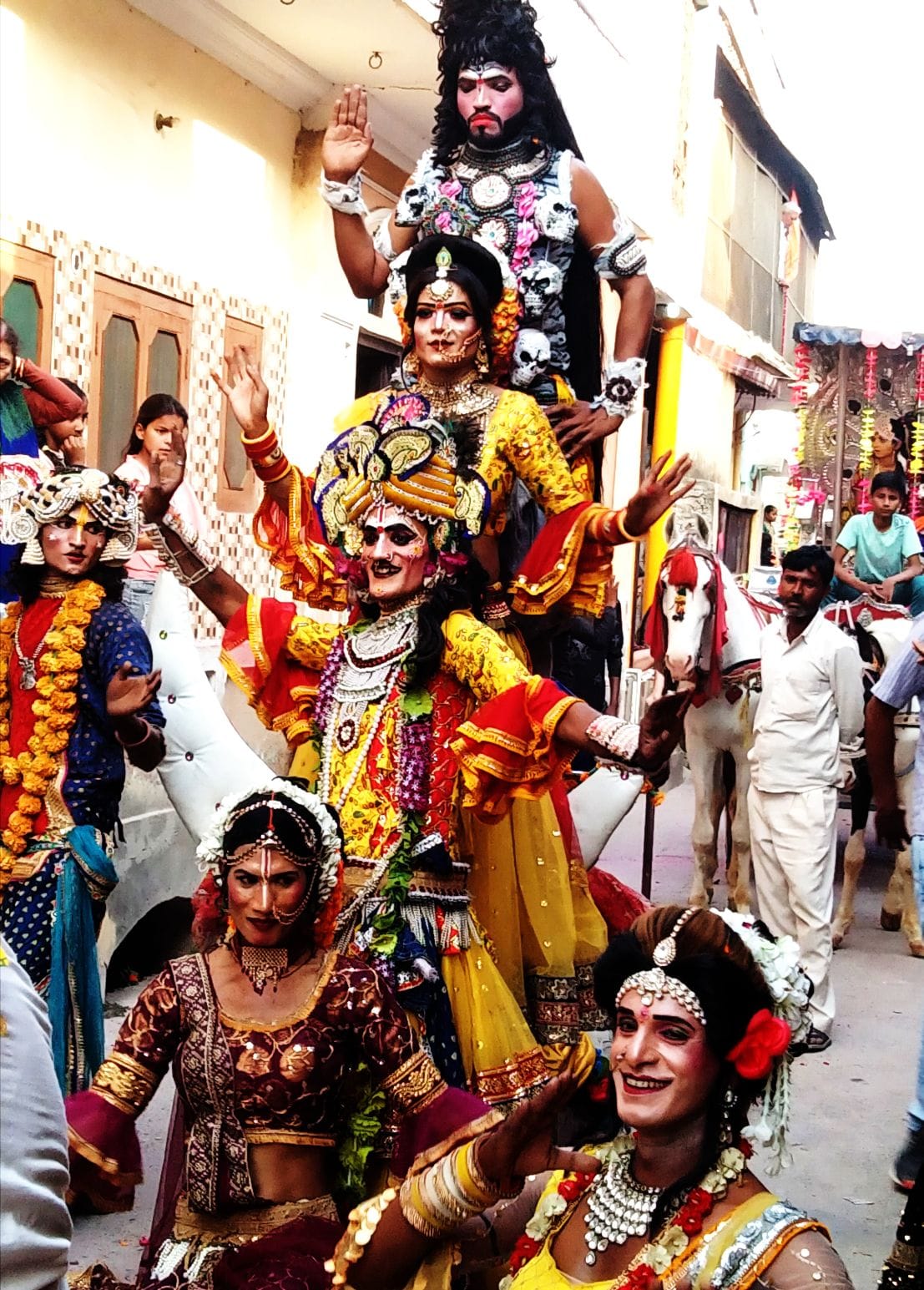 शाहजहांपुर में श्रीरामनवमी पर हनुमत धाम से निकाली शोभा यात्रा  में श्रीराम दरबार की झांकी।संवाद