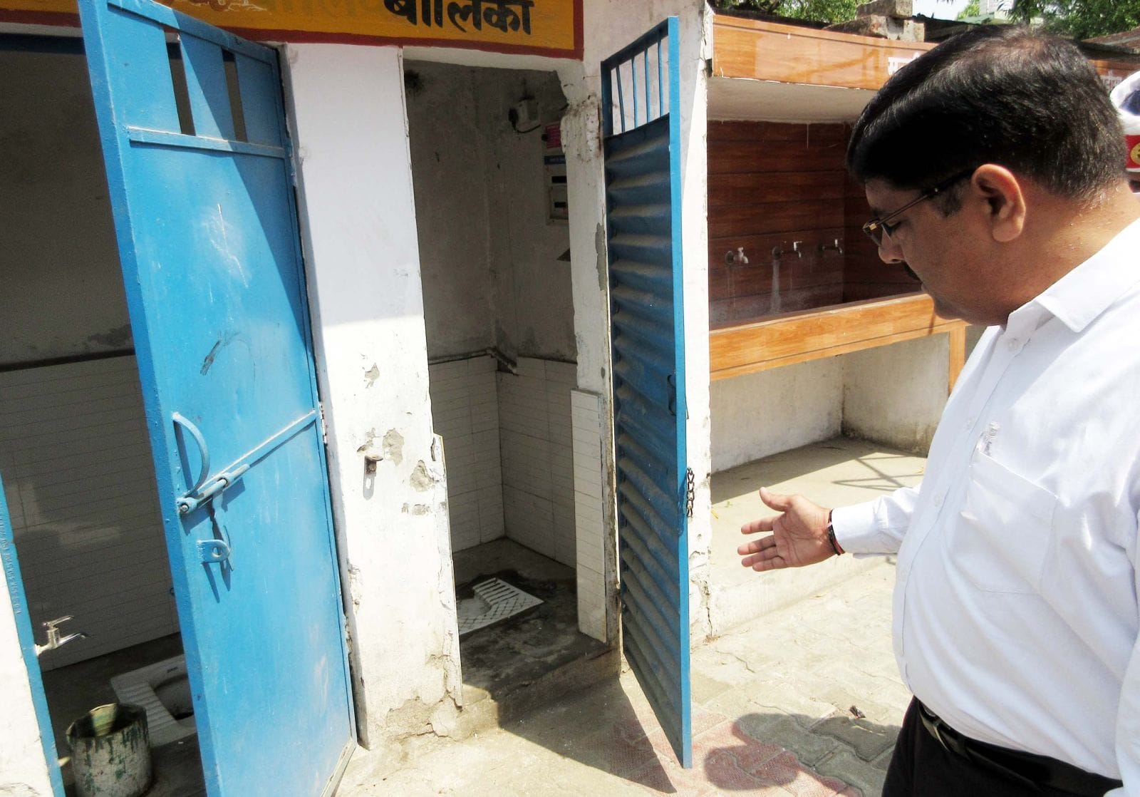 (31 बीडीएन-11आर) प्राथमिक विद्यालय कुलचौरा का निरीक्षण करते डीएम मनोज कुमार।संवाद