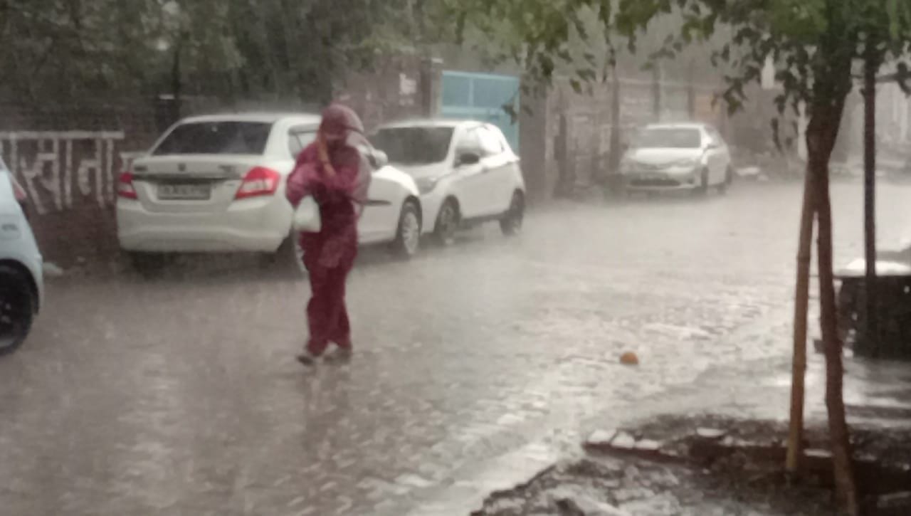 फोटो :29: गांव राई स्थित उप तहसील में भरे पानी को लेकर रोष जताते अधिवक्ता व अन्य। संवाद फोटो :29: गांव राई स्थित उप तहसील में भरे पानी को लेकर रोष जताते अधिवक्ता व अन्य। संवाद