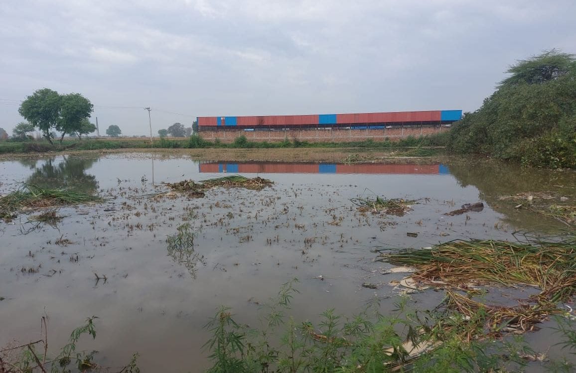 फोटो 34- गांव दहिसरा में टूटी जोहड़ की मेढ़ से निकलता पानी।