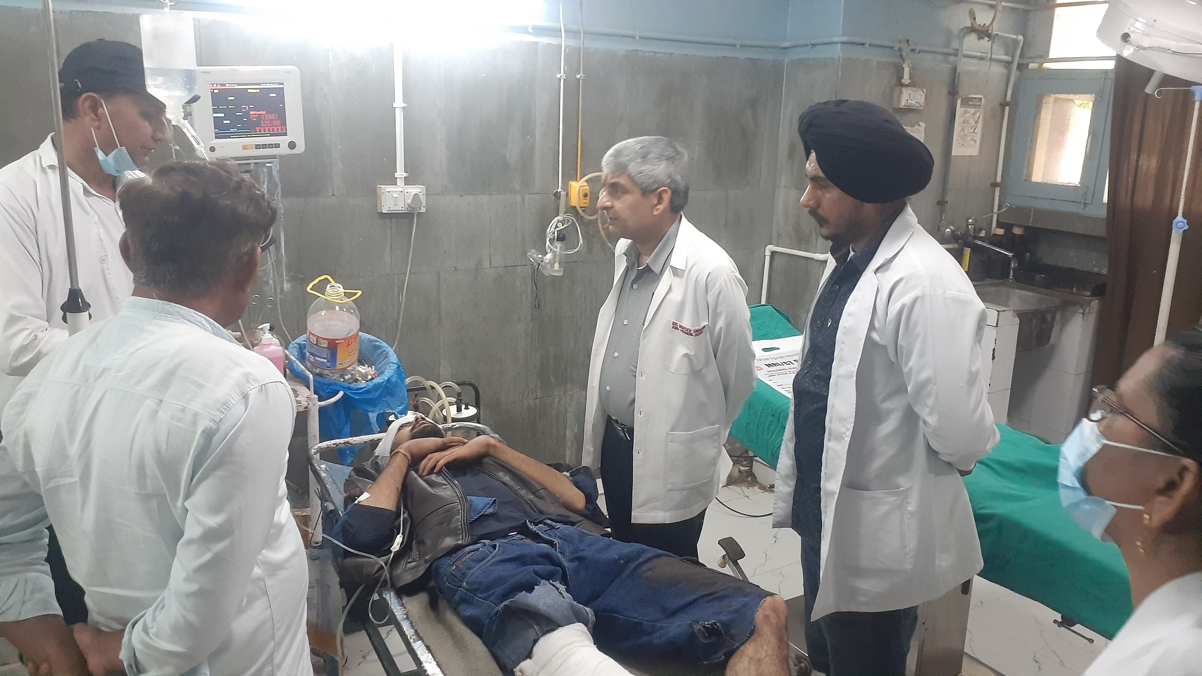 हादसे के बाद क्षतिग्रस्त कार के पास मौजूद लोग। हादसे के बाद क्षतिग्रस्त कार के पास मौजूद लोग।