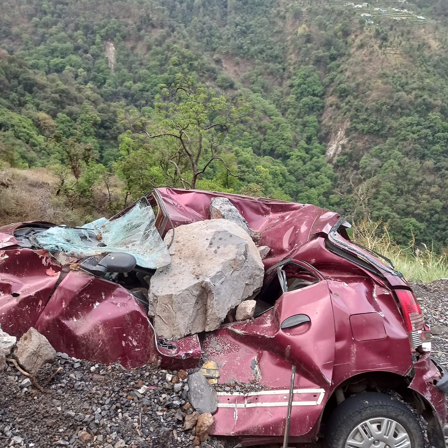 नैनीताल के पास अधौड़ा मार्ग में मलबे के साथ पत्थर से क्षतिग्रस्त हुई कार। संवाद