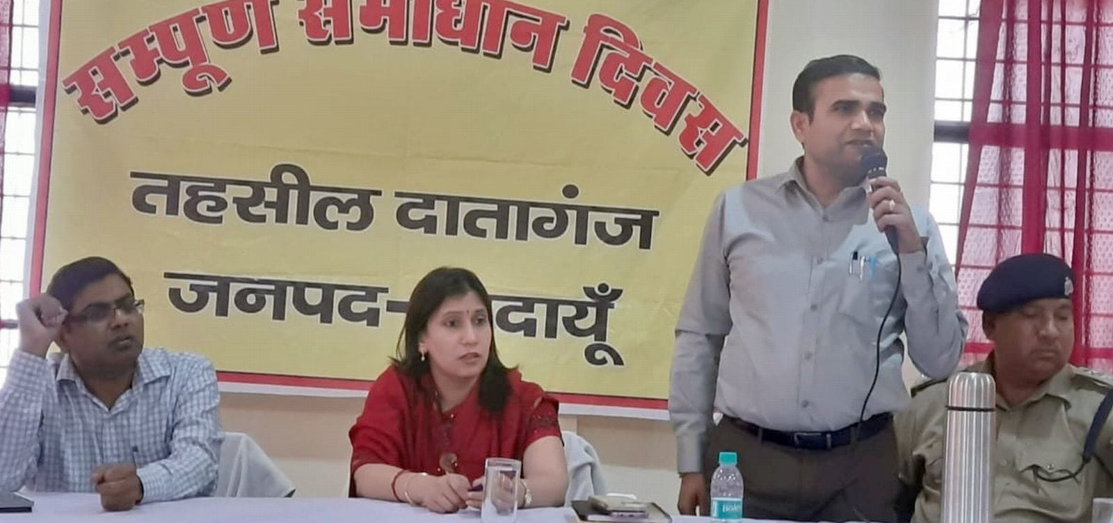 (01 बीडीएन-11)तहसील में समाधान दिवस पर फरियादिओं की समस्या सुनते अधिकारी।संवाद