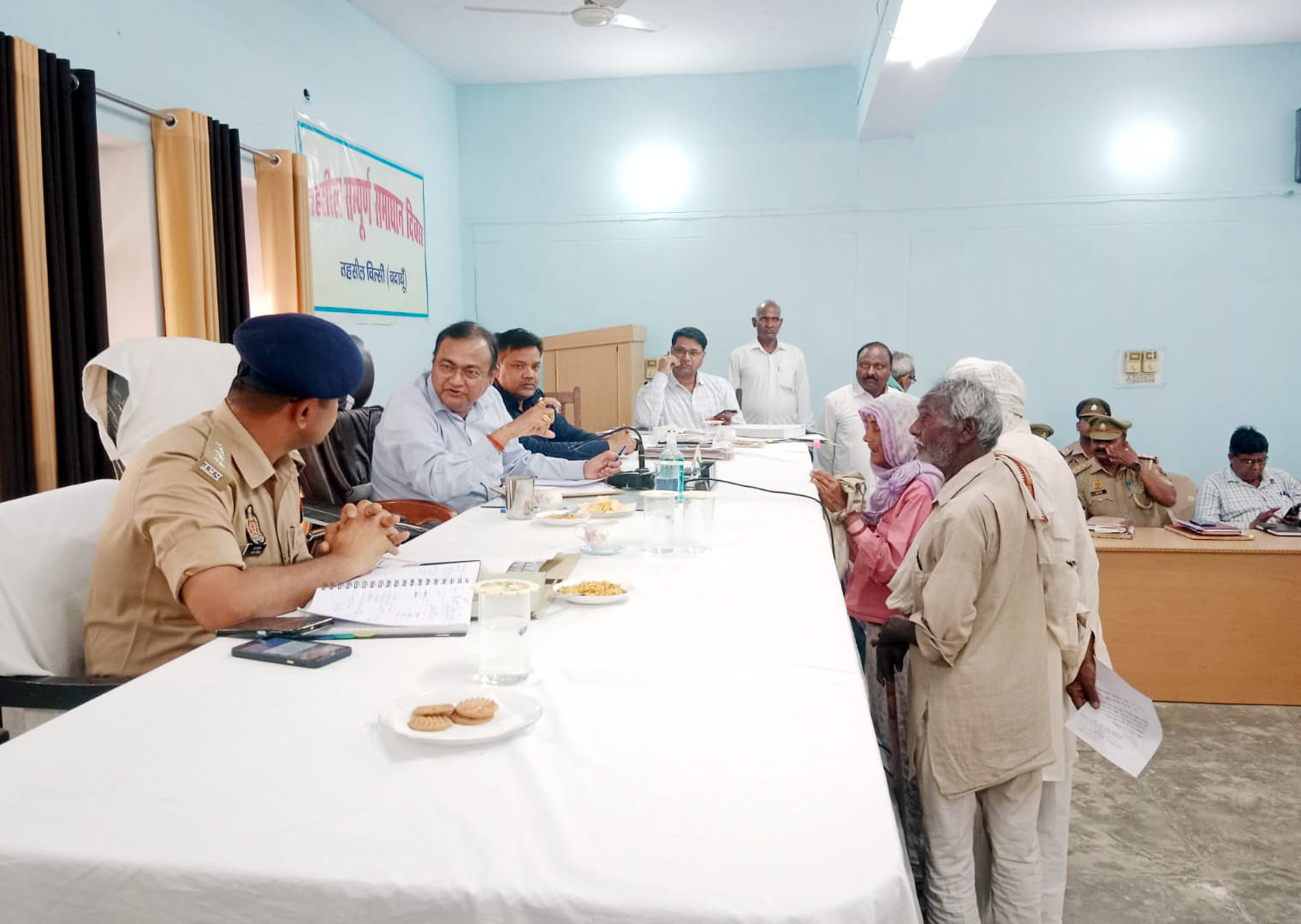 (01 बीडीएन-11)तहसील में समाधान दिवस पर फरियादिओं की समस्या सुनते अधिकारी।संवाद