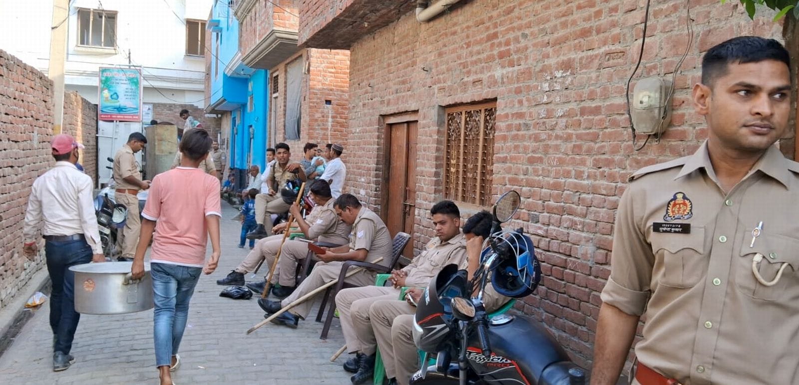 (02 बीडीएन-24)ककराला बवाल के आरोपी के घर पर कुर्की करती पुलिस।संवाद (02 बीडीएन-24)ककराला बवाल के आरोपी के घर पर कुर्की करती पुलिस।संवाद