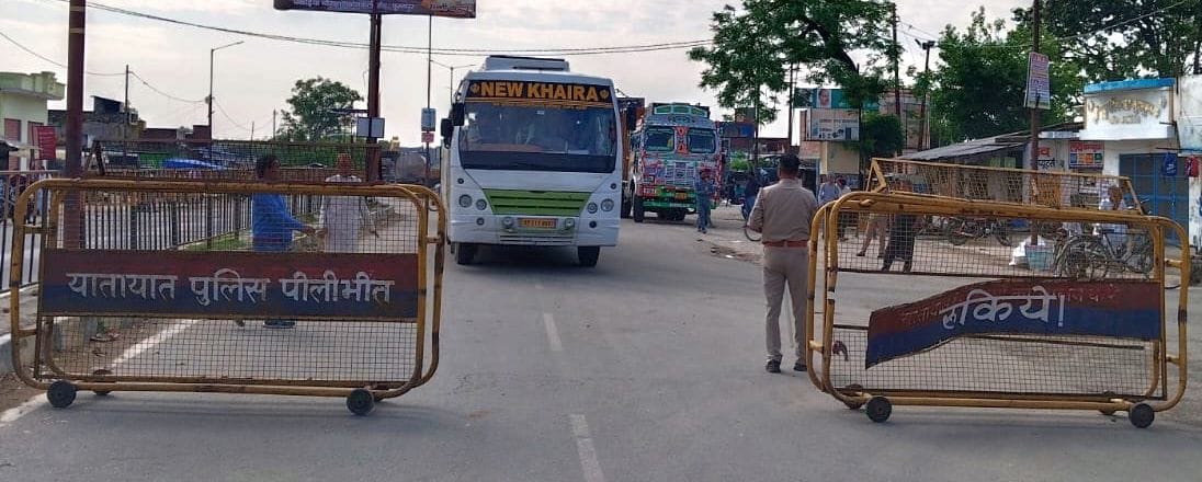असम हाईवे पर बिठौरा के पास टोल प्लाजा का धराशाई टीनशैड, फंसा वाहन। संवाद