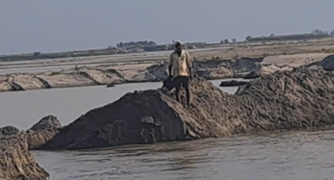 बिडौली खनन पॉइंट से दूर खनन करके माफियाओं द्वारा रात में मशीनों से हुए खनन को दिखाते किसान