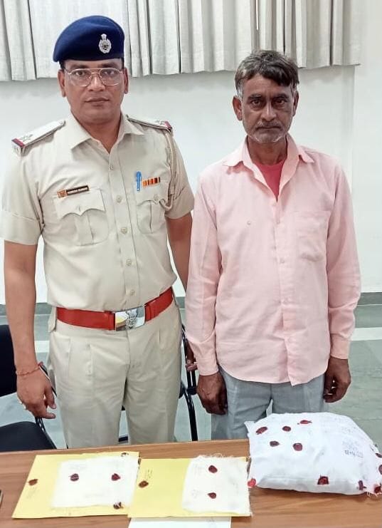 फोटो 37- गांजे के साथ पकड़ा गया आरोपी। संवाद फोटो 37- गांजे के साथ पकड़ा गया आरोपी। संवाद