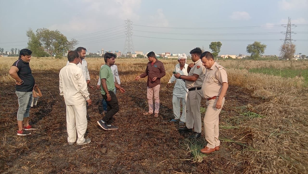 फोटो 41: गेहूं की फसल जलने के बाद किसान से जानकारी लेते पुलिस कर्मी। संवाद फोटो 41: गेहूं की फसल जलने के बाद किसान से जानकारी लेते पुलिस कर्मी। संवाद