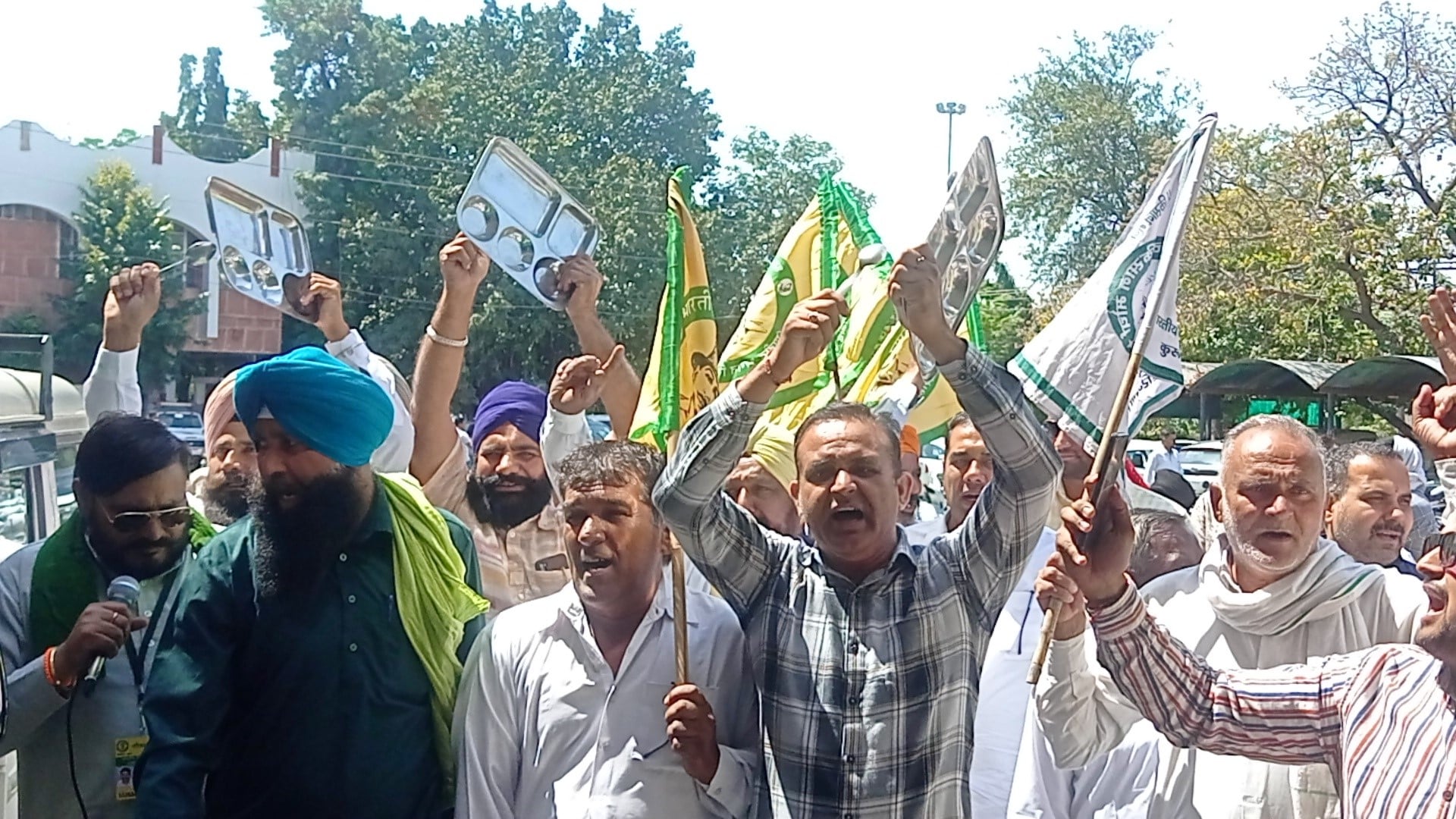 कुरुक्षेत्र। लघु सचिवालय का घेराव करने के लिए जाते किसान। कुरुक्षेत्र। लघु सचिवालय का घेराव करने के लिए जाते किसान।