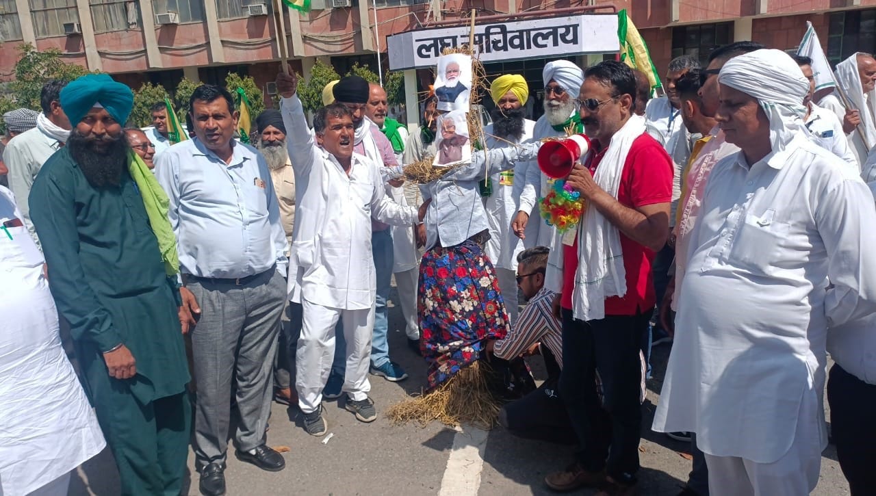 कुरुक्षेत्र। लघु सचिवालय का घेराव करने के लिए जाते किसान। कुरुक्षेत्र। लघु सचिवालय का घेराव करने के लिए जाते किसान।