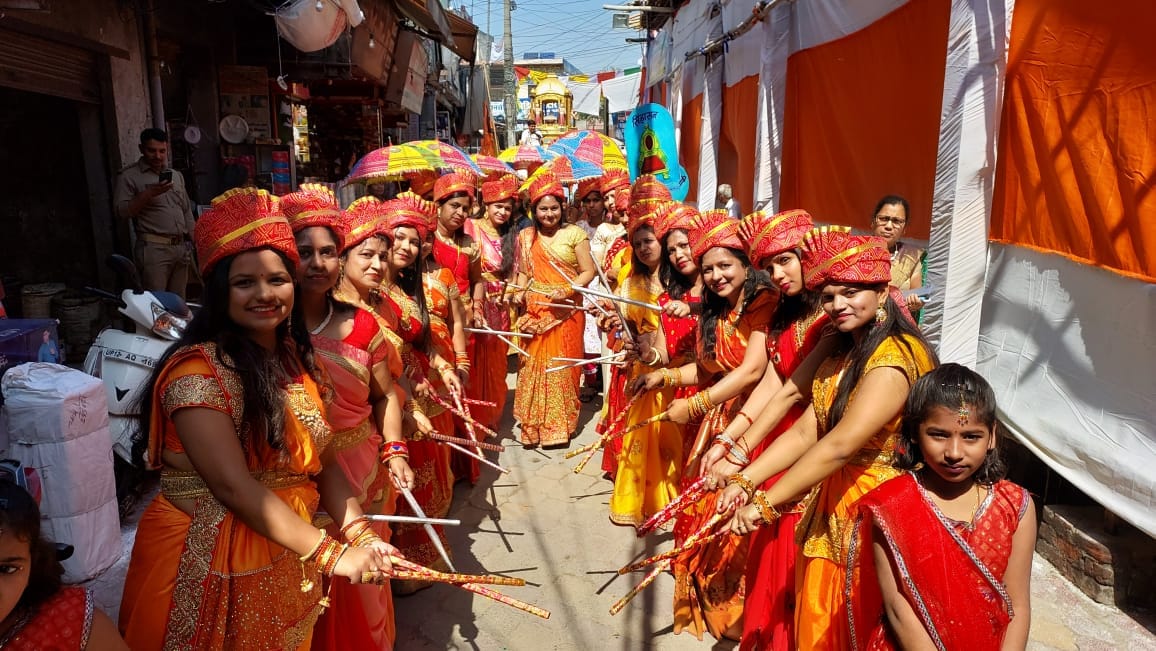खतौली भगवान महावीर जन्मोत्सव के दौरान नगर में निकाली गई शोभायात्रा में शामिल महिलाएं। खतौली भगवान महावीर जन्मोत्सव के दौरान नगर में निकाली गई शोभायात्रा में शामिल महिलाएं।