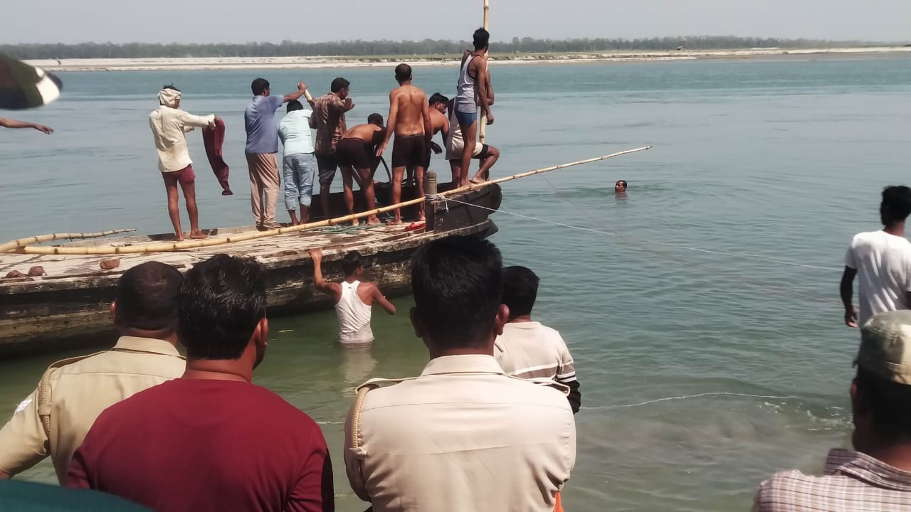 तिकुनिया कौड़ियाला घाट पर मोहल्ला नदी में शफीक उर्फ लल्ला को खोजती पुलिस व ग्रामीण तिकुनिया कौड़ियाला घाट पर मोहल्ला नदी में शफीक उर्फ लल्ला को खोजती पुलिस व ग्रामीण
