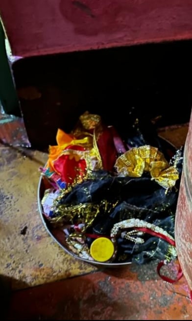 तिलहर के मोहल्ला बहादुरगंज में मकान के अंदर कमरे में मिले मां और बच्चे। संवाद तिलहर के मोहल्ला बहादुरगंज में मकान के अंदर कमरे में मिले मां और बच्चे। संवाद