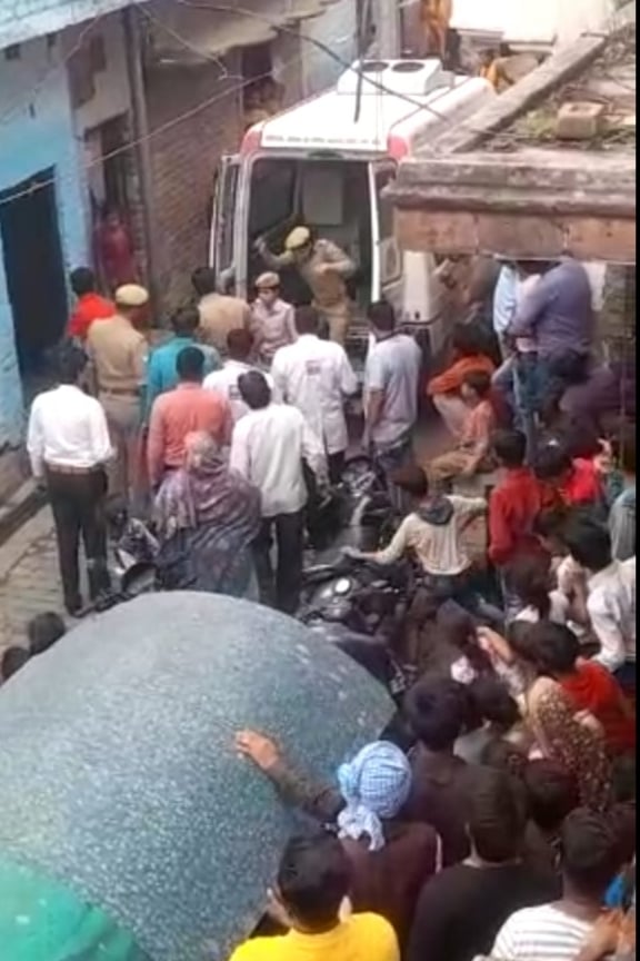 तिलहर के मोहल्ला बहादुरगंज में मकान के अंदर कमरे में मिले मां और बच्चे। संवाद तिलहर के मोहल्ला बहादुरगंज में मकान के अंदर कमरे में मिले मां और बच्चे। संवाद