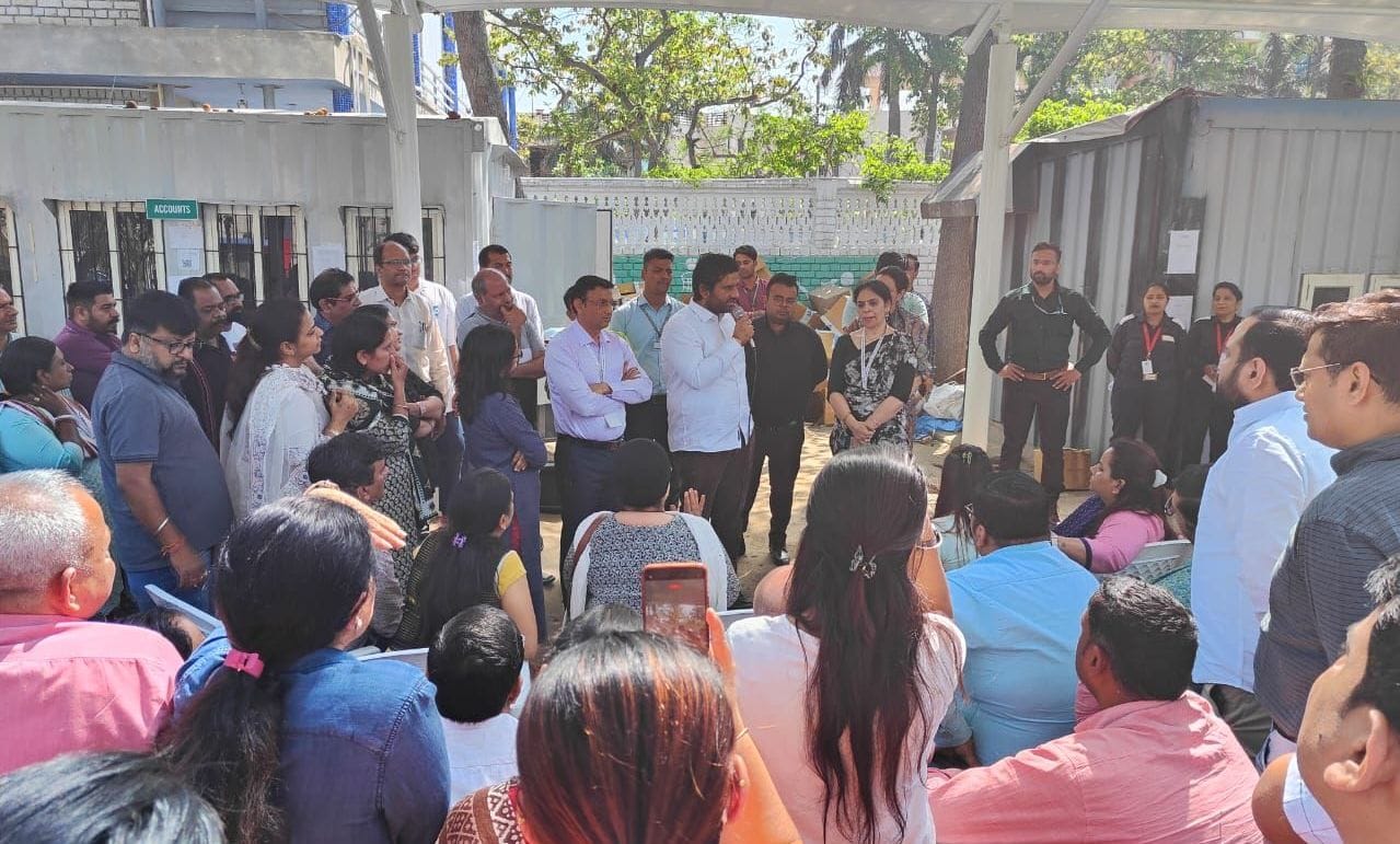 फोटो 39- डीपीएस खेवड़ा पहुंचे अभिभावक स्कूल प्रबंधन से बातचीत करते हुए।