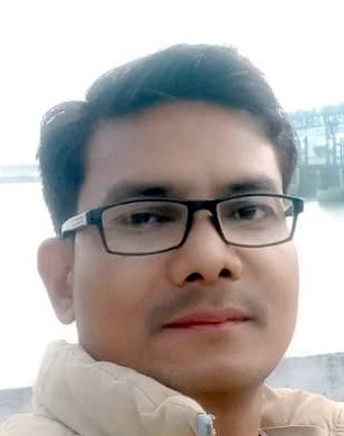 राना कालोनी में बाल सिंह के घर के बाहर खड़े लोग