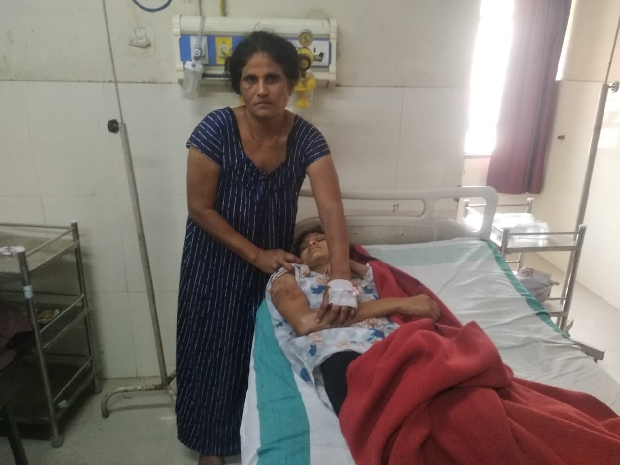शाहजहांपुर के राजकीय मेडिकल कॉलेज में भर्ती शीतल को देखती नर्स। संवाद