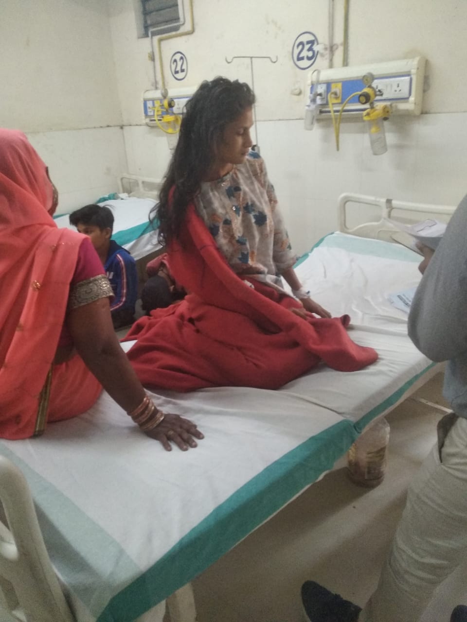 शाहजहांपुर के राजकीय मेडिकल कॉलेज में भर्ती शीतल को देखती नर्स। संवाद
