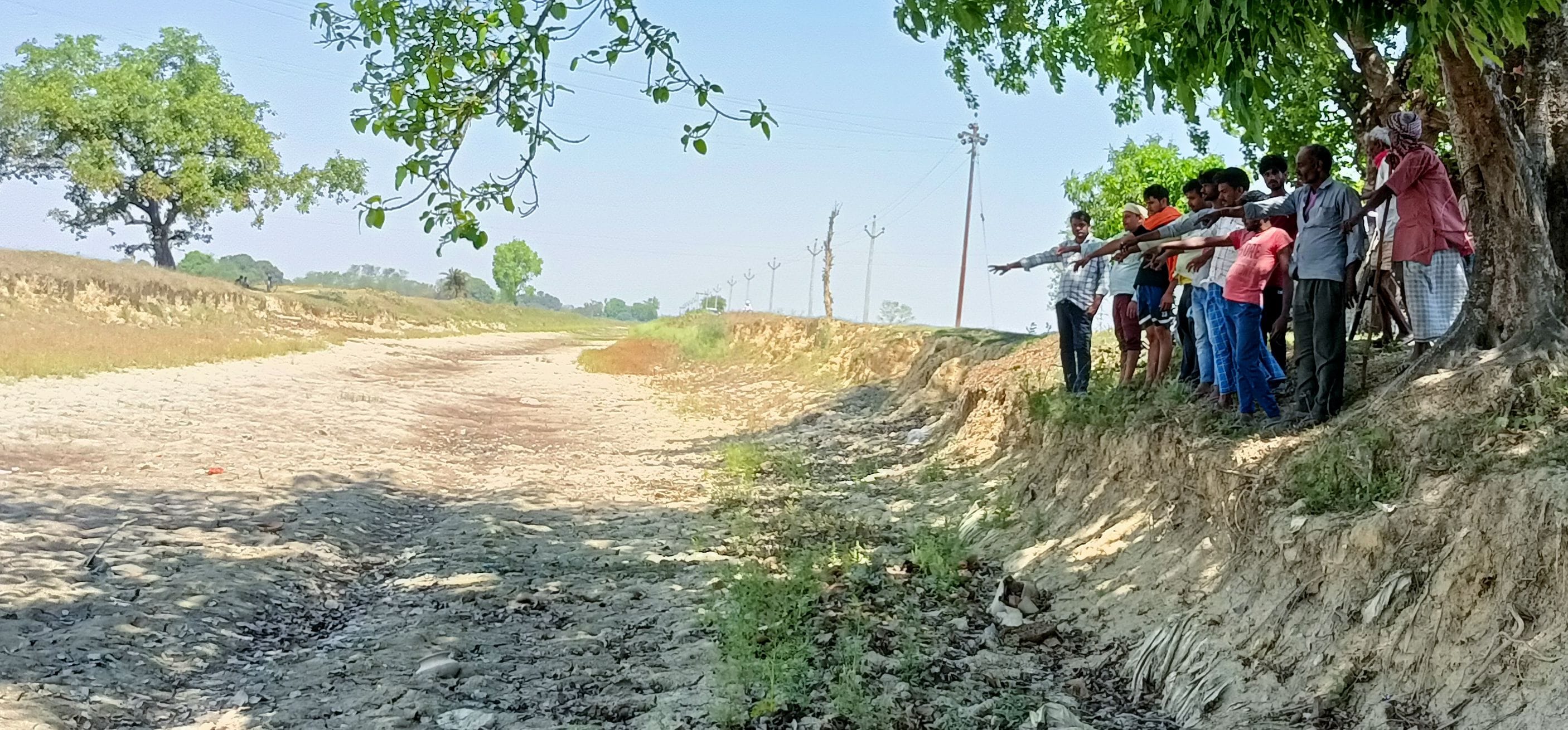 शोहरतगढ़ क्षेत्र में सुखी पड़ी नहर। शोहरतगढ़ क्षेत्र में सुखी पड़ी नहर।