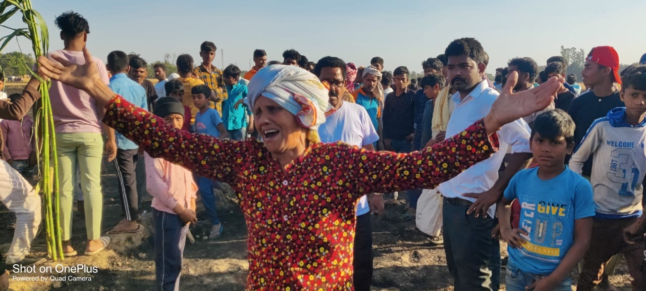 उसका में आग लगने के बाद फसल को बचाने की कोशिश करते हुए ग्रामीण। उसका में आग लगने के बाद फसल को बचाने की कोशिश करते हुए ग्रामीण।