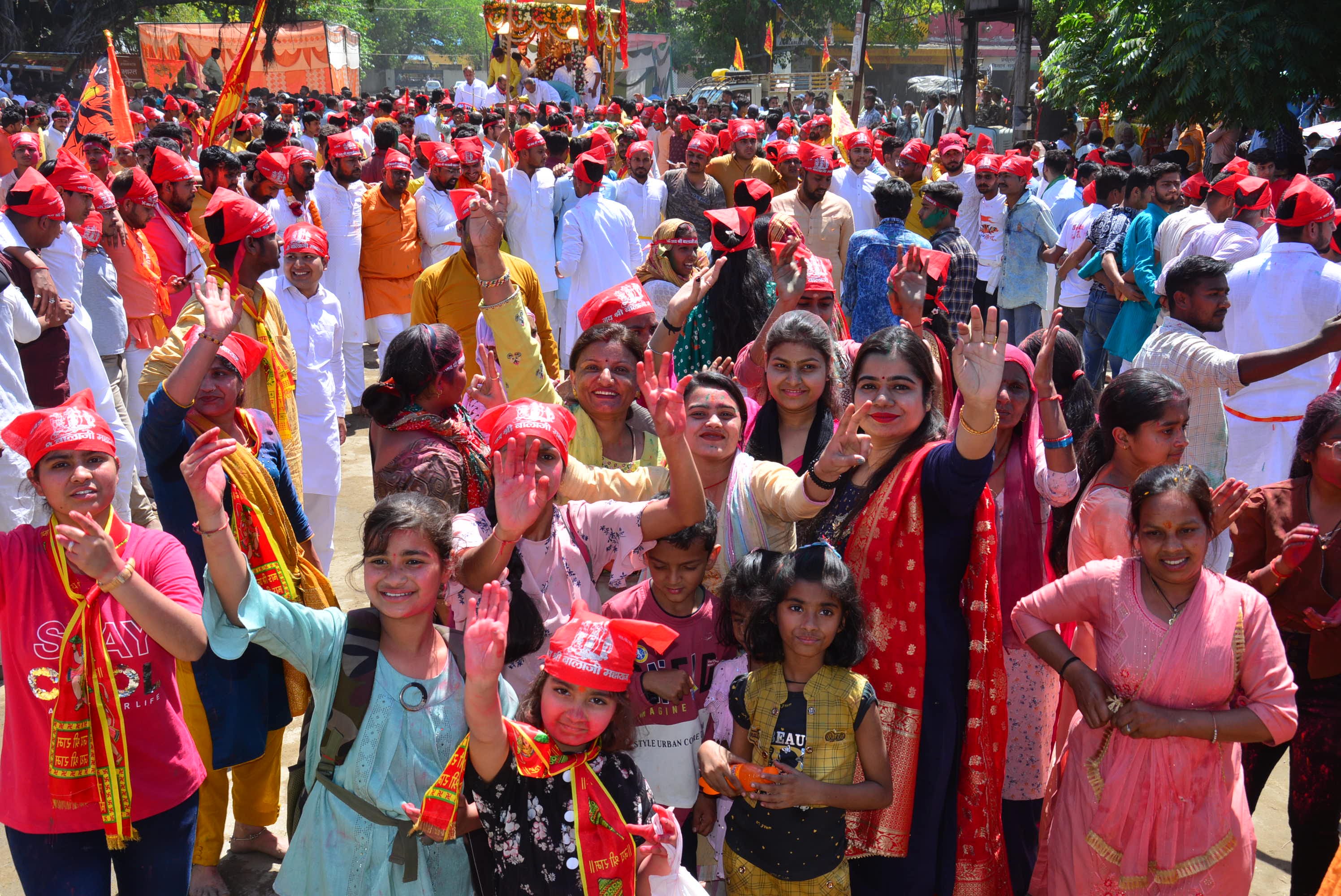 बालाजी जन्मोत्सव की शोभायात्रा में मुख्य रथ के आगे सफाई करते श्रद्वालु। बालाजी जन्मोत्सव की शोभायात्रा में मुख्य रथ के आगे सफाई करते श्रद्वालु।