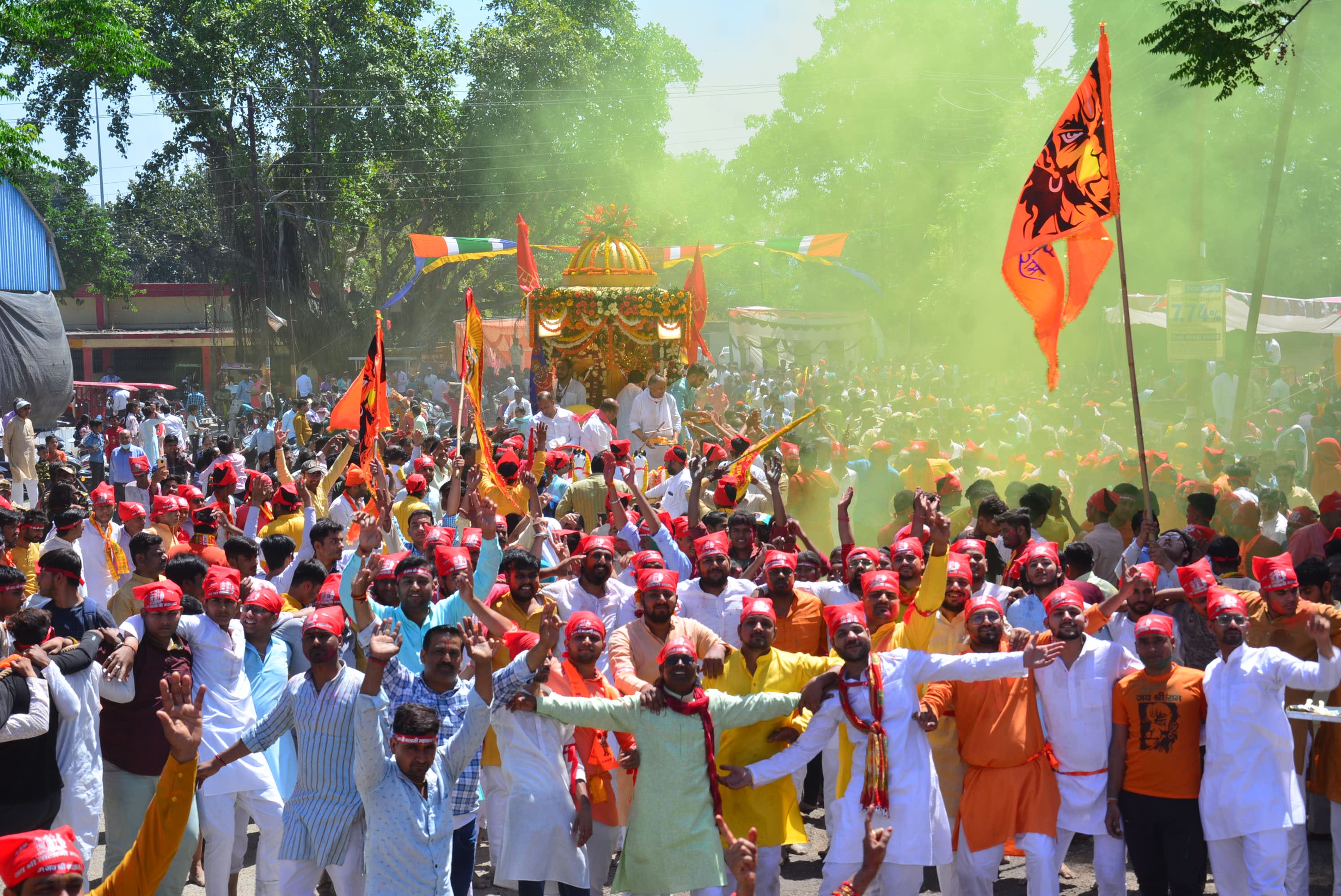 बालाजी जन्मोत्सव की शोभायात्रा में मुख्य रथ के आगे सफाई करते श्रद्वालु। बालाजी जन्मोत्सव की शोभायात्रा में मुख्य रथ के आगे सफाई करते श्रद्वालु।
