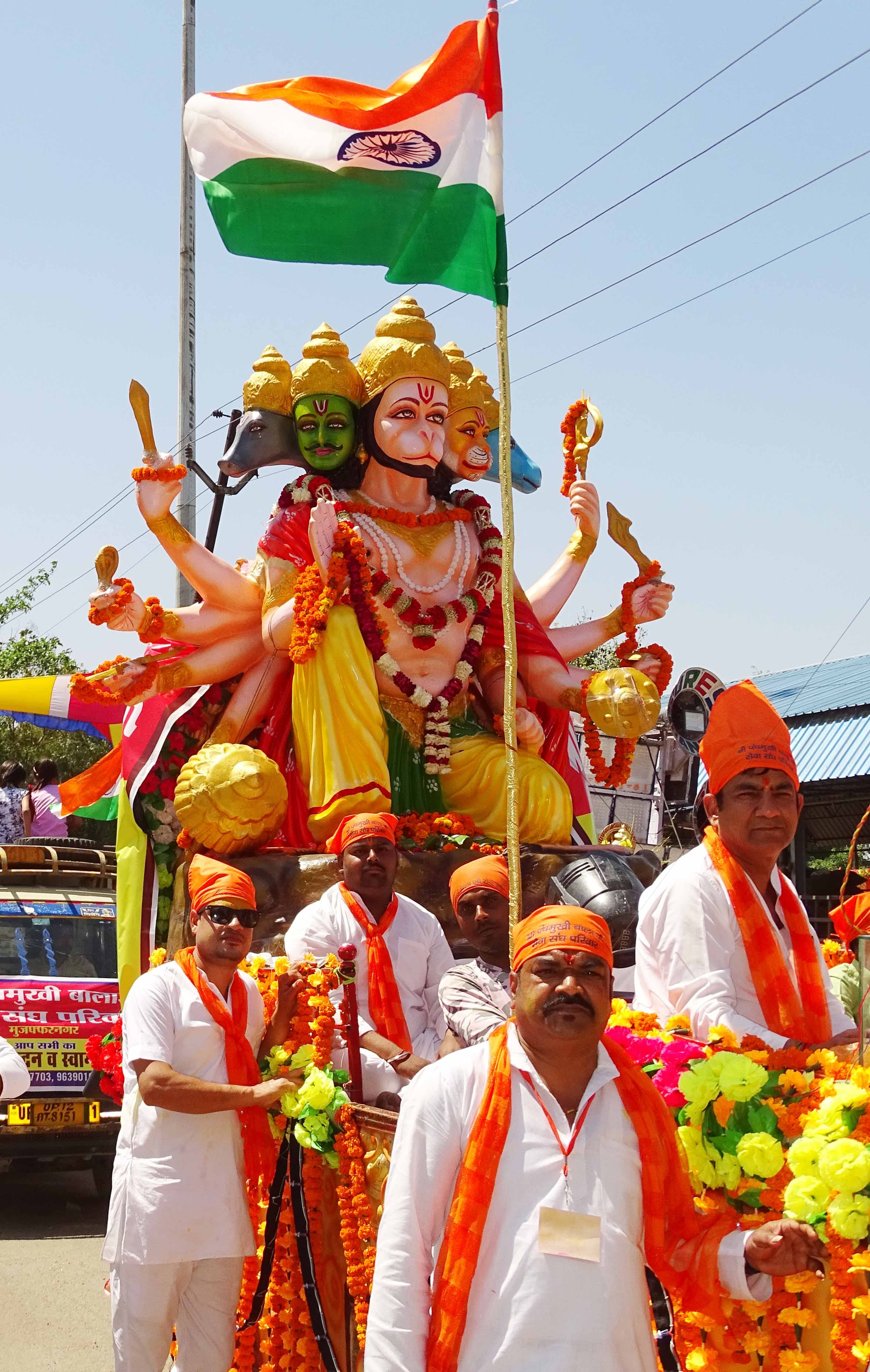 बालाजी जन्मोत्सव की शोभायात्रा में मुख्य रथ के आगे सफाई करते श्रद्वालु। बालाजी जन्मोत्सव की शोभायात्रा में मुख्य रथ के आगे सफाई करते श्रद्वालु।