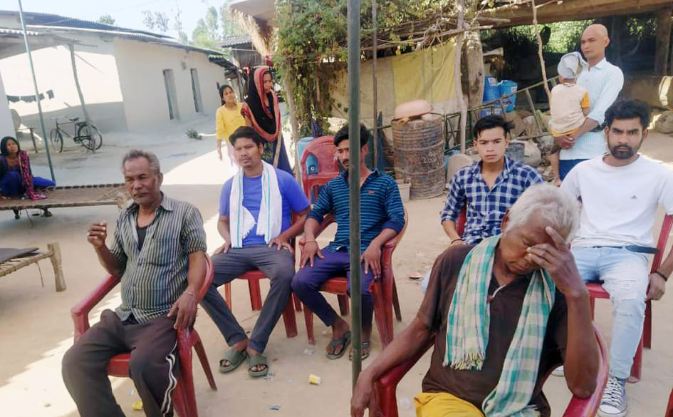 चंदनचौकी के सौनहा गांव में अपने पिता व रिश्तेदार के साथ बैठीं मृतक बाल सिंह की पत्नी।